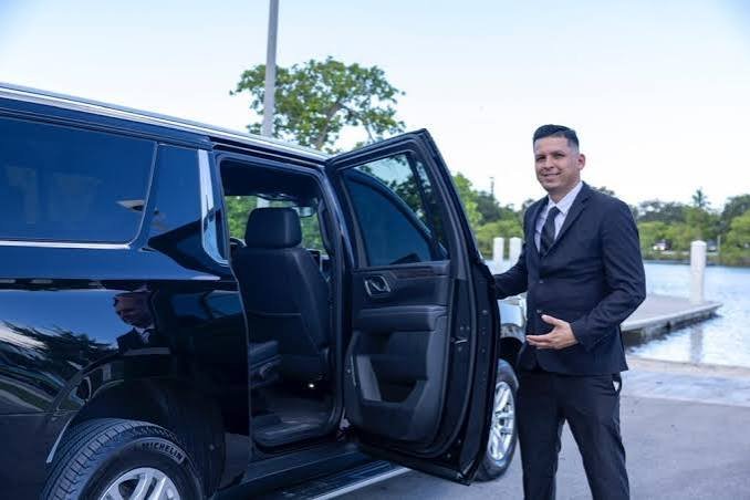 Fort Lauderdale Limo Service with professional chauffeur and luxury car near waterfront